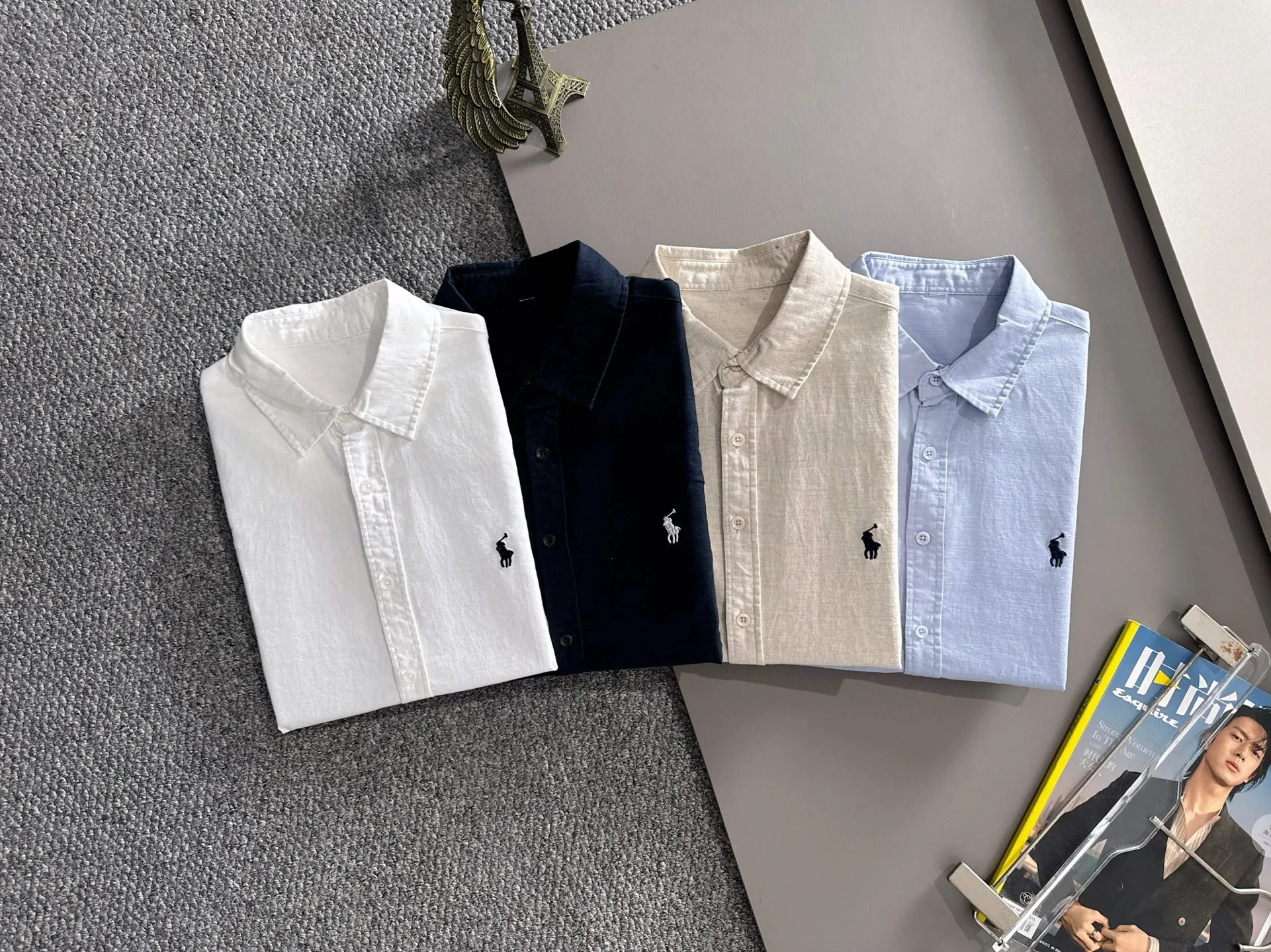 P360 Paul's 2025 new striped shirt, a versatile long-sleeved shirt for business and leisure. After a new style interpretation, with eye-catching earth tones, the fashion trend index of the entire shirt immediately soared! Made of imported 100% poplin cotton material, the light, silky and glossy silk fabric properties bring an unusual high-end visual sense. Needless to say, the upper body comfort is hand-cut. The pattern of the rear horizontal bar is restored, which is the only difference in the market! Technological electrostatic pressure spraying machine. The fluff is attracted by the plant body due to the different electric potential. It accelerates vertically and flies up to the pattern that has been scraped and primed. It is then dried in a high-temperature pipe oven to increase the fastness. The fashionable small pointed collar is paired with a flat-angle hem design, the overall simplicity and ability! Size: M-3XL